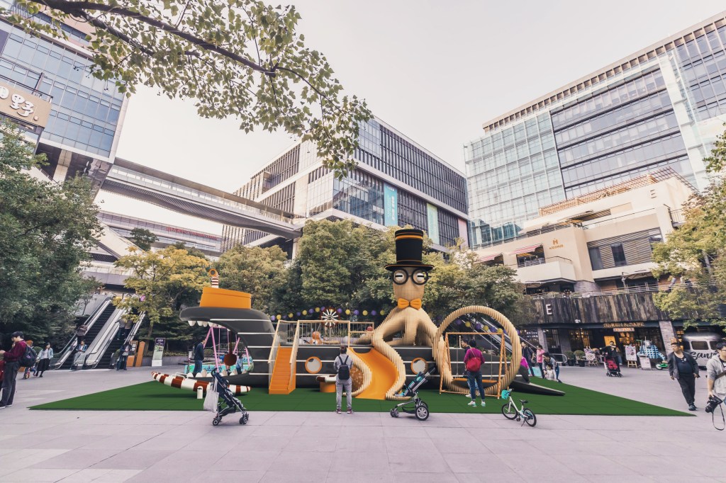 Public Installation at Hongqiao Retail Plaza,&nbsp;Shanghai